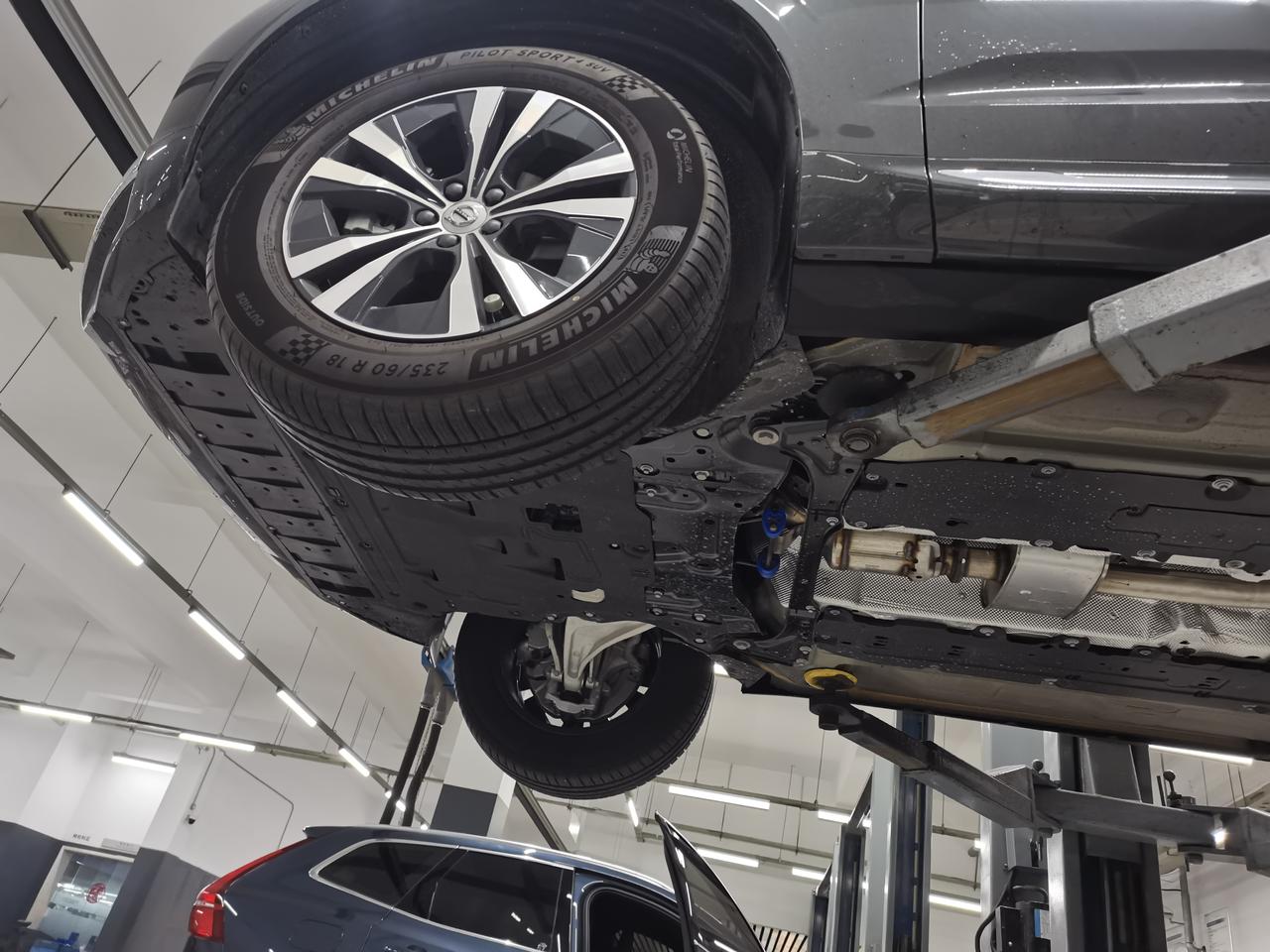 沃尔沃XC60 22款xc60智逸上坡踩油门加速，有滋滋的金属摩擦声，你们其他人有吗？