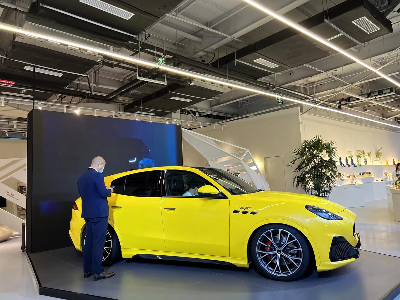 奔驰C级AMG 新款c级amg是不是可以看做是加强版沃尔沃s60t8？