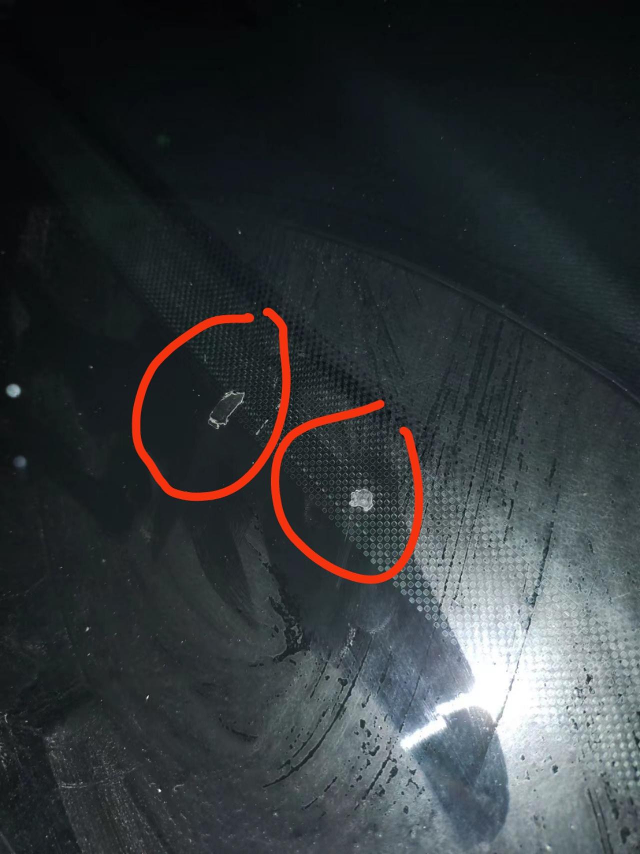 标致408 请给我大神帮忙看一下，今天上车之前捡雨刷器那边的树叶无意间看见的，前挡风玻璃外面，摸上去是凸出来的感觉，像胶