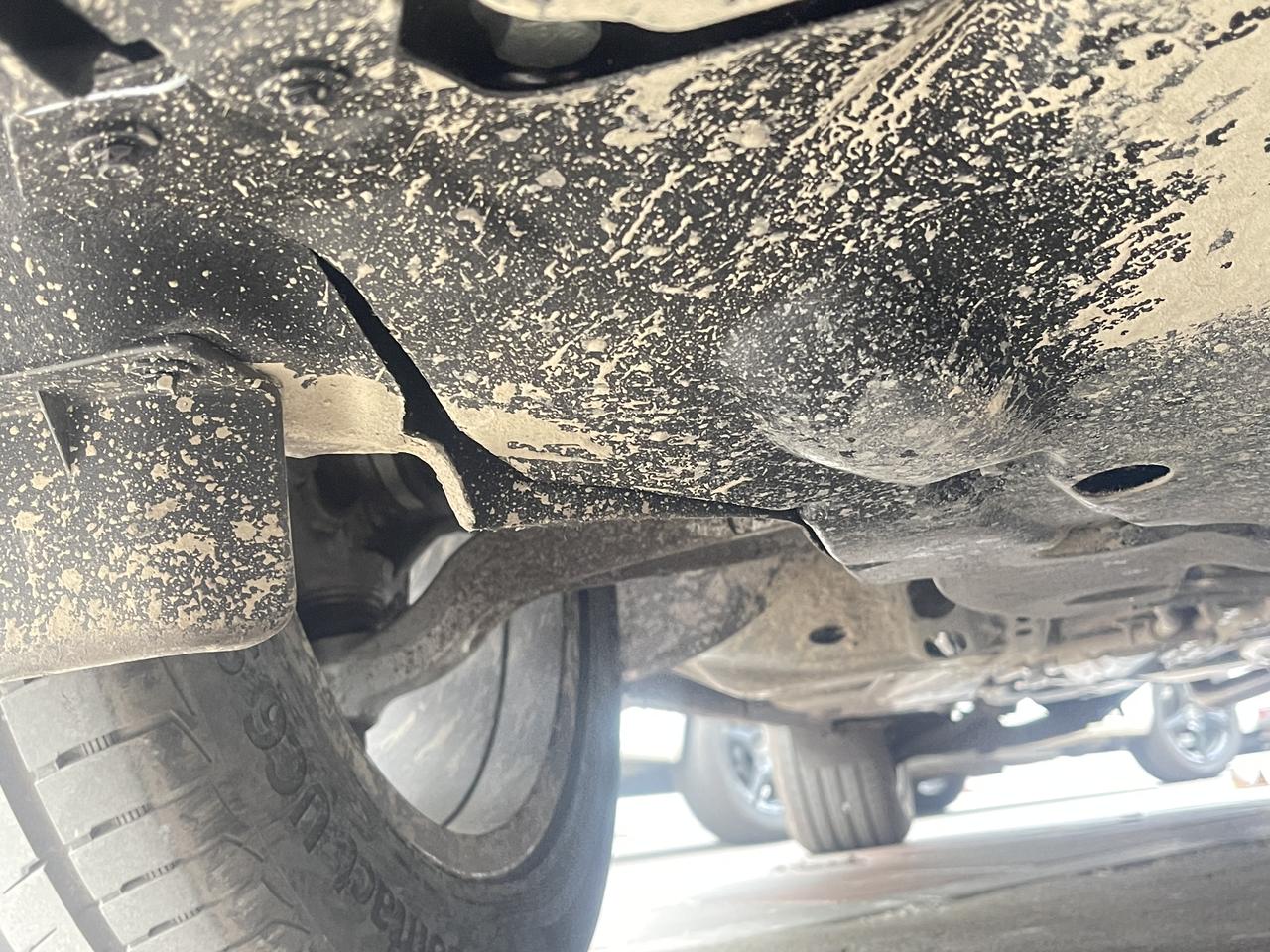 凯迪拉克XT4 xt4底盘前护板是一体的，还是我撞烂了。