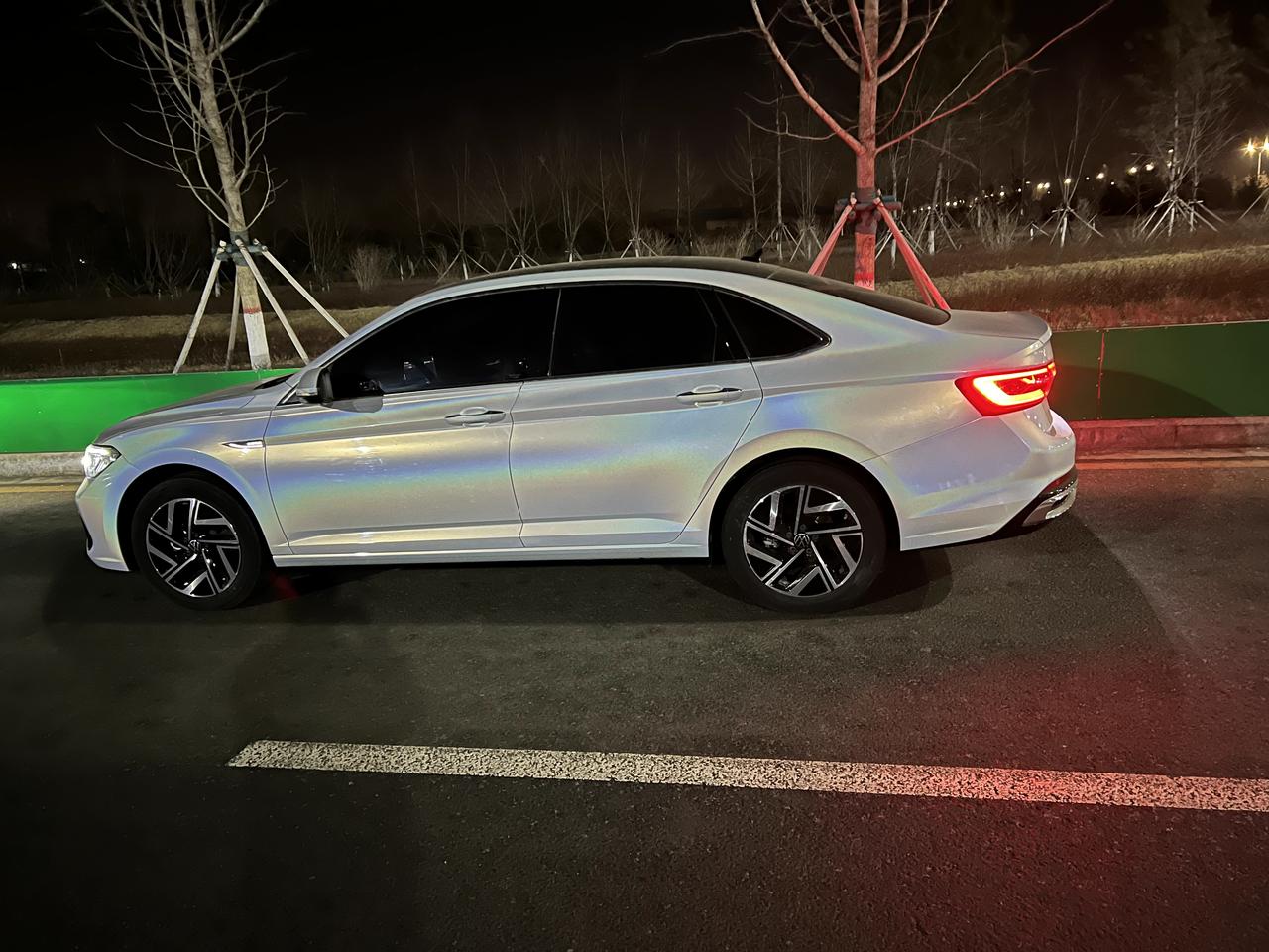 各位尊贵的23款速腾卓越版的车友，你们的iq大灯是矩阵大灯吗，效果好吗，自适应远近光那个好不好用，