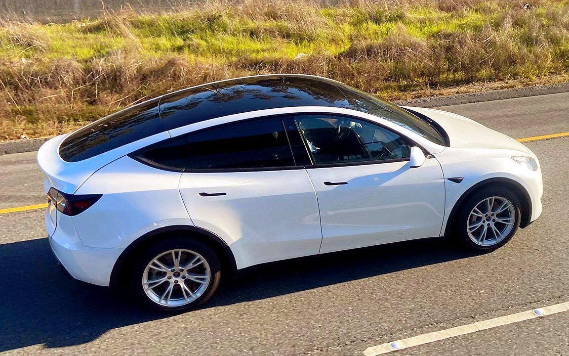 特斯拉Model Y 订了辆Y，家人亲戚知道后见到面都想劝退，说节假日高速上塞车问题啊，充电慢问题啊，比油车贵啊，我老是