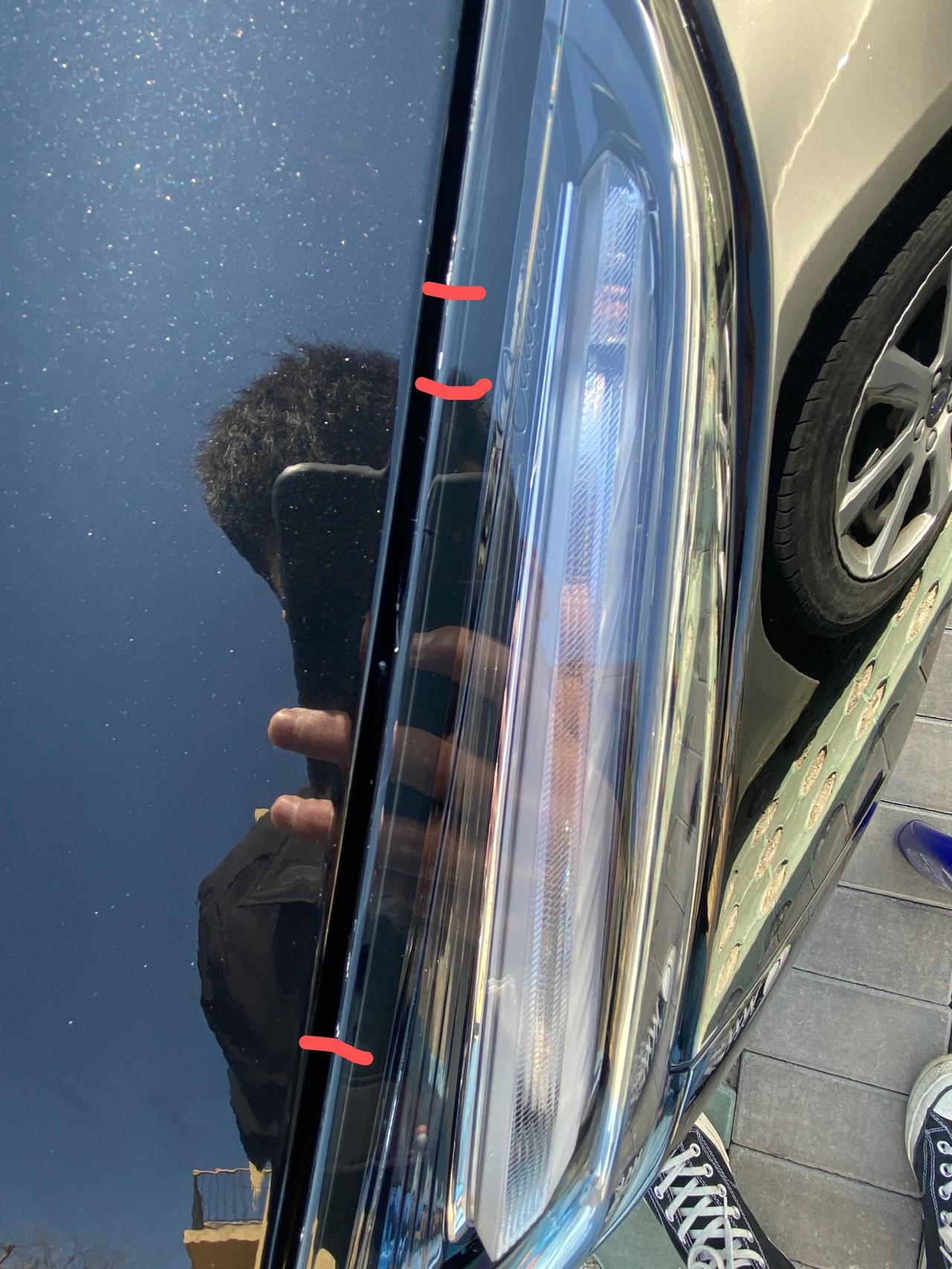 凯迪拉克CT5 老哥们 大灯边缘靠近引擎盖那侧 也不知道是掉皮还是掉漆 漏白了 正常吗