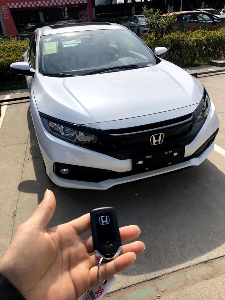 思域新车刚提车 开回家发动机有股焦味 像是烧仓的味道 ，又像是轮胎橡胶的焦味 很头大希望车友能帮忙提些意见