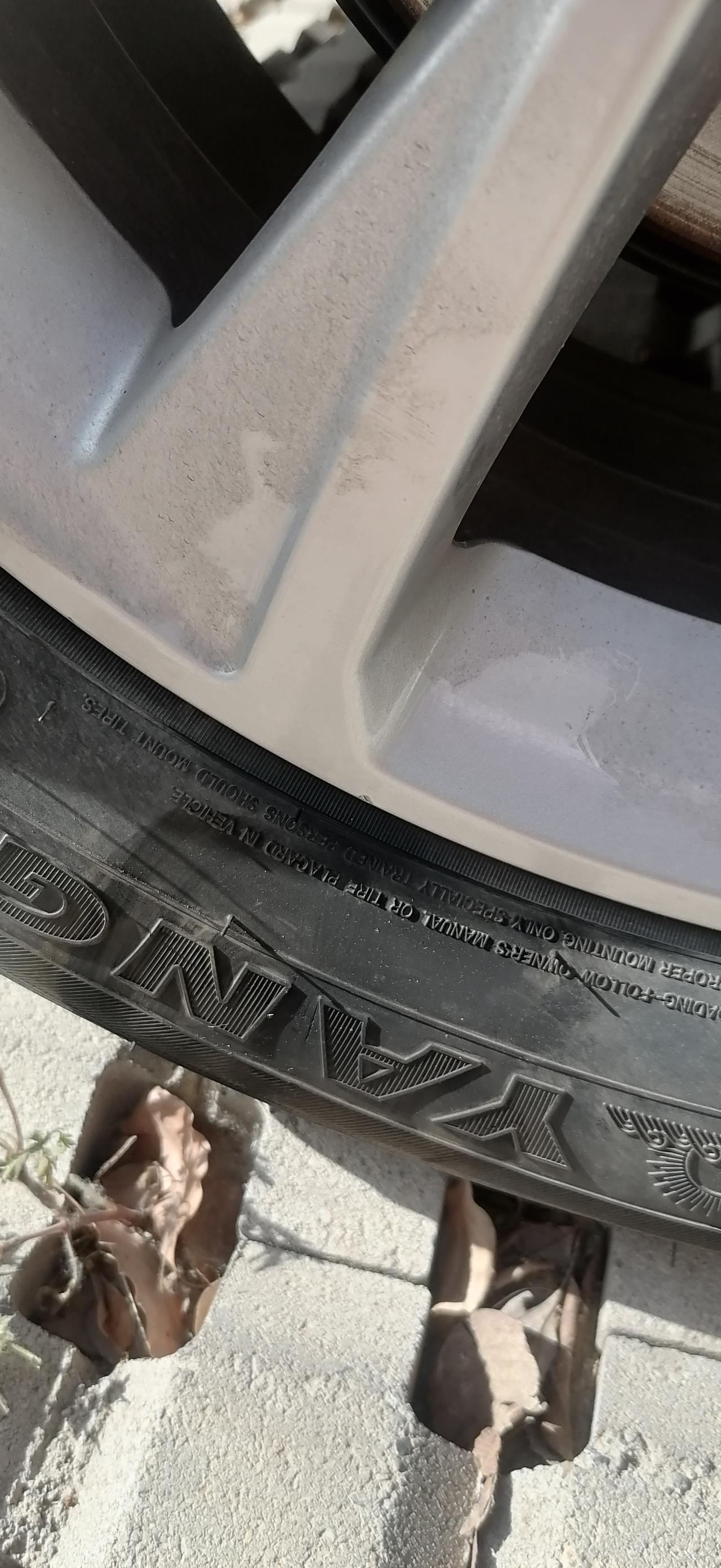 哈弗H6 大家好，轮毂撞成这样的小坑，需要更换吗？