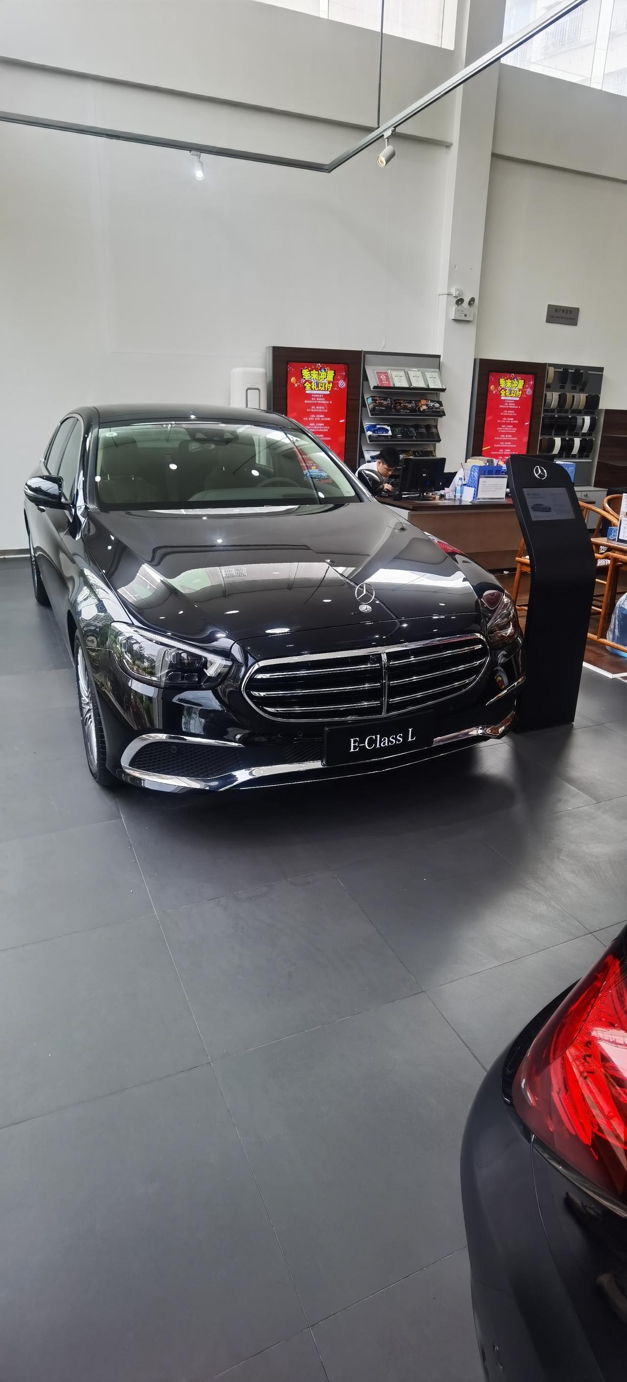 奔驰E级 最近打算入手E300时尚，，，目前4店报价480400+保险落地（打算加装原装柏林4个另加5800），送行车记