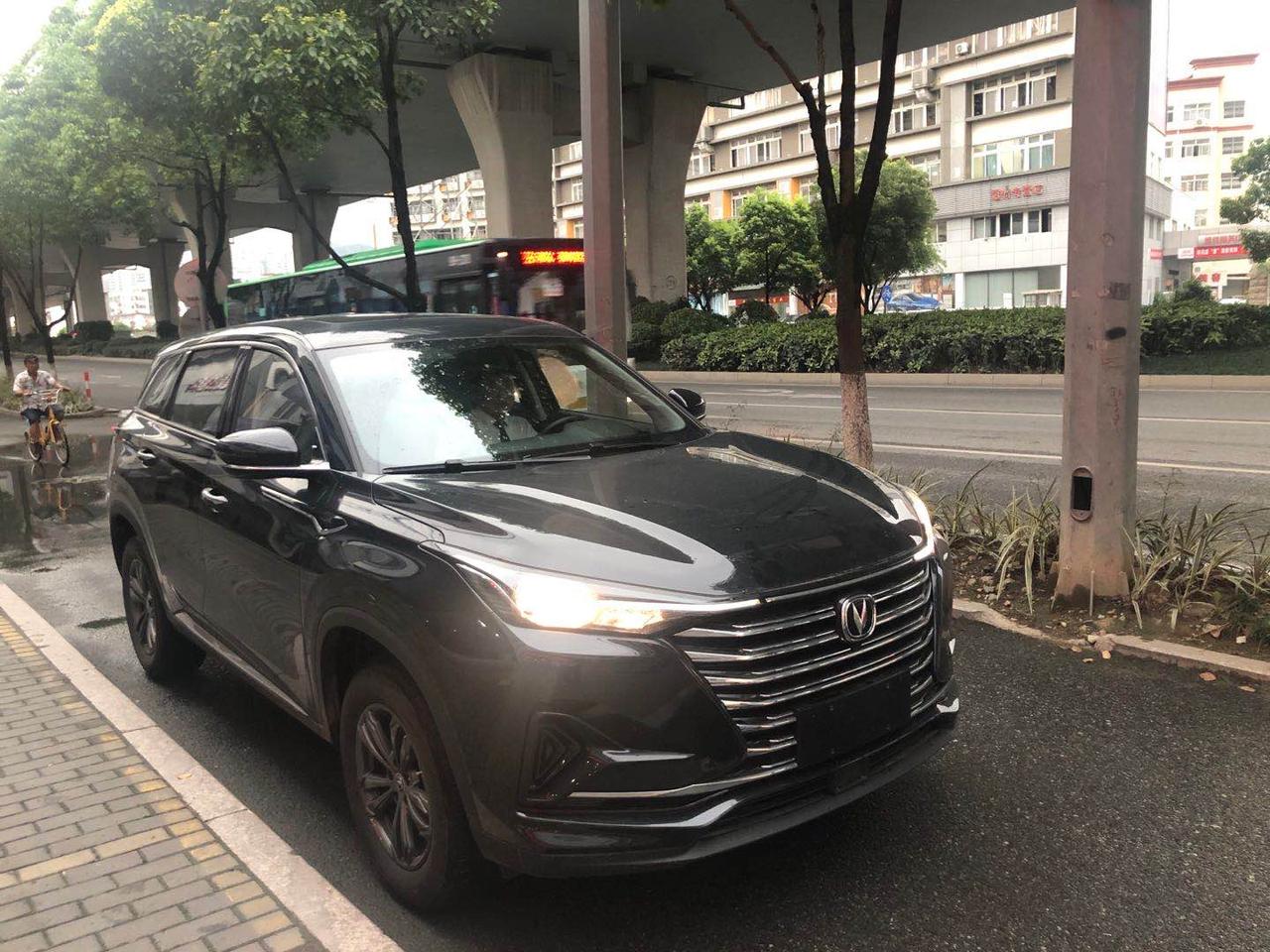 长安CS75 PLUS 今年六月6号我在4s店订购了一台手动挡CS75p，当时合同写的是外形黑色，内饰红色！这样我觉得看