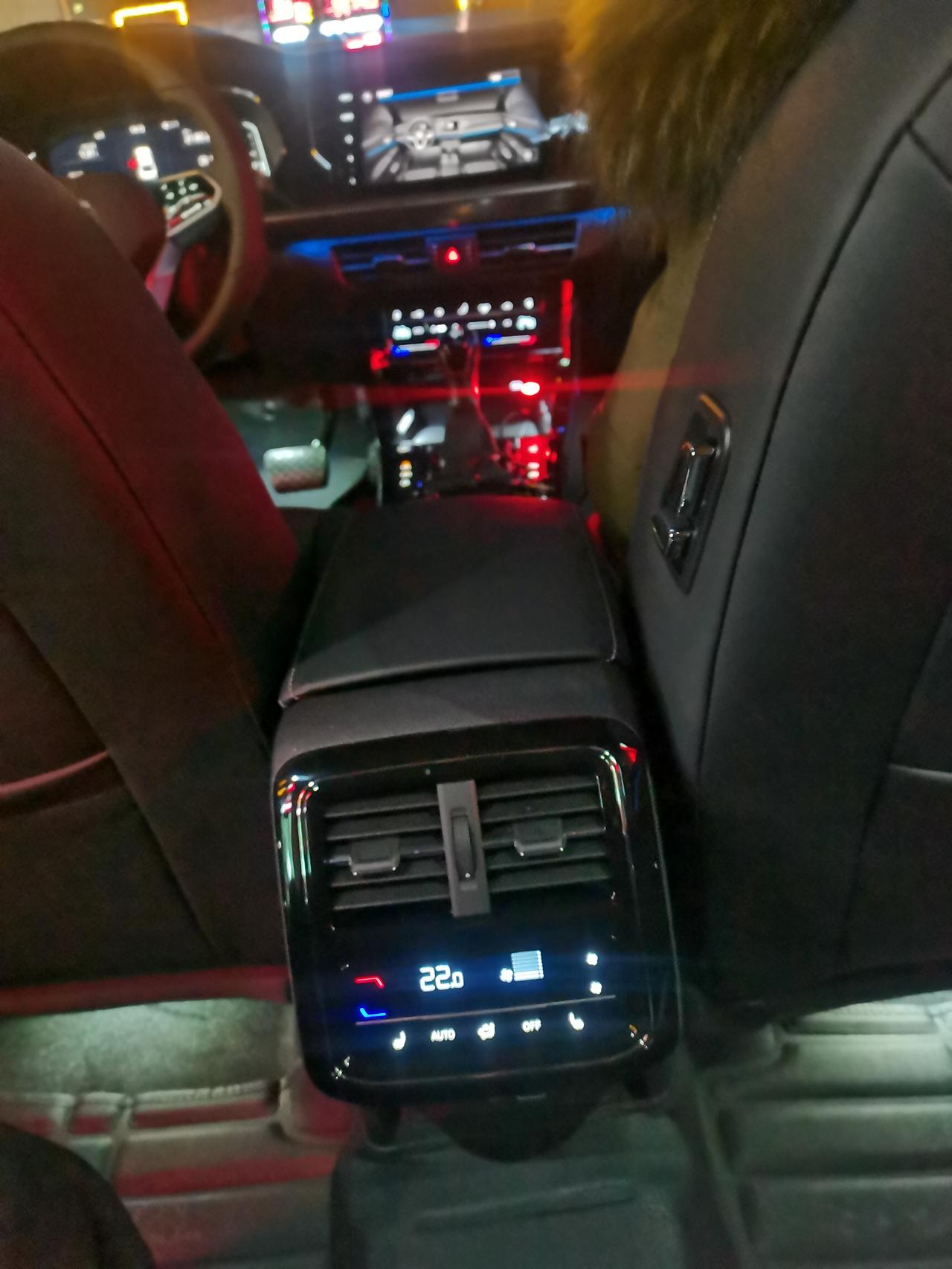 大众帕萨特 今天喜提330尊贵版，试开了几十公里，感受还不错，方向盘轻巧，油耗还没试出来，明天上高速跑几百公里看看，没有