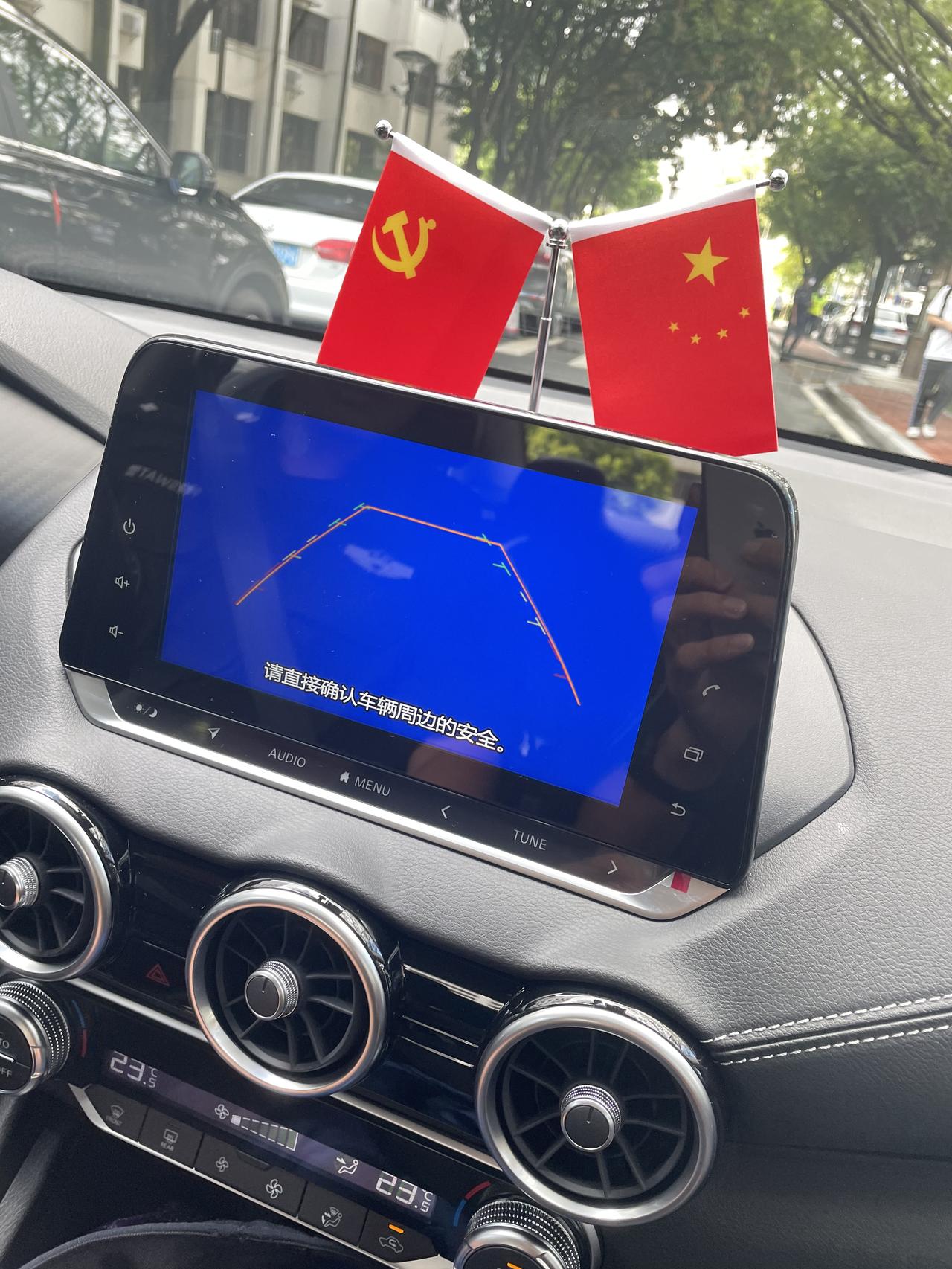 日产轩逸 刚刚提车一个月，倒车影像经常蓝屏，售后换了一个摄像头，结果还是这样，愁死，有没有相同情况的，怎么处理这个，求大