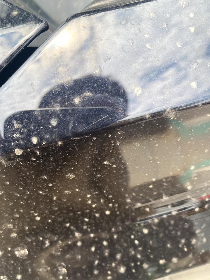 大众帕萨特 车友们，这样的划痕怎么处理？用手指甲能扣到凹，手指肚感受不到，遇水不是很明显