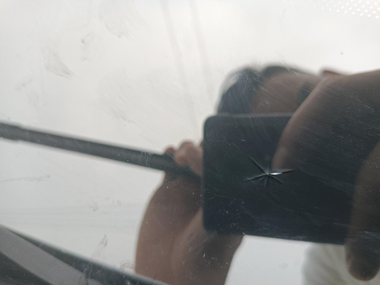 哈弗H6 前挡风玻璃黑色边框雨刷器哪里砸成这样有影响吗