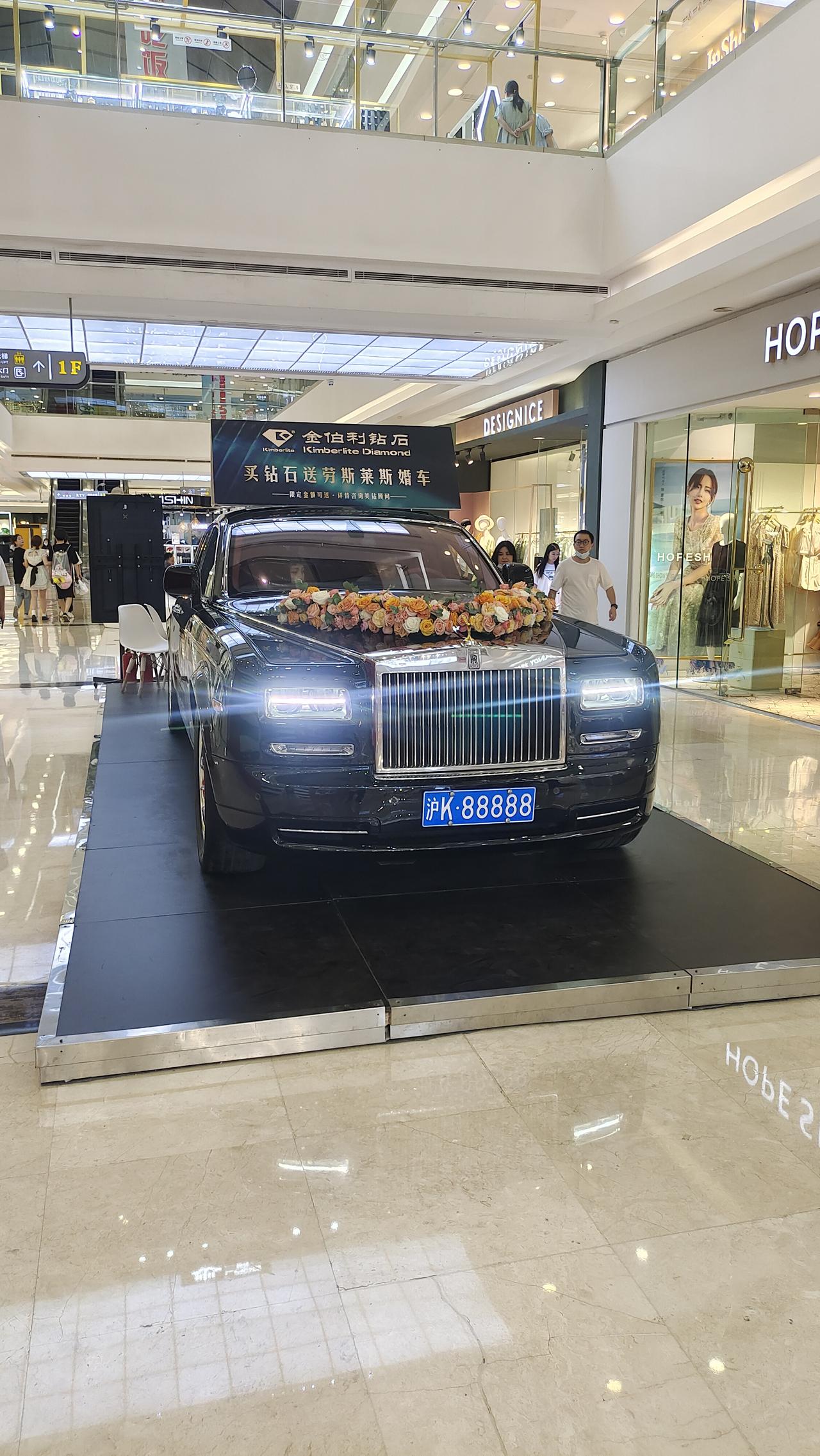 哈弗H6 车子到一万公里，准备自己做保养，买了机油和机油滤芯，空调芯和空气芯，空调芯我倒是知道在哪，但空气滤芯就不知道了