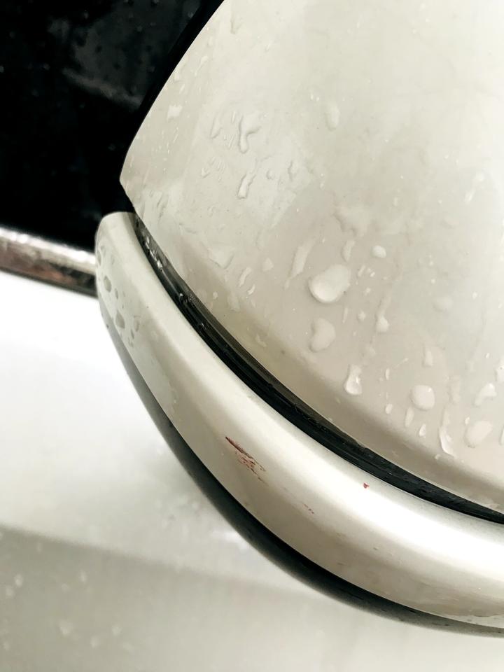 本田CR-V 亲爱的友友们，用牙膏可以吗？或是其他的方法，摸起来有凹凸感，在反光镜上。