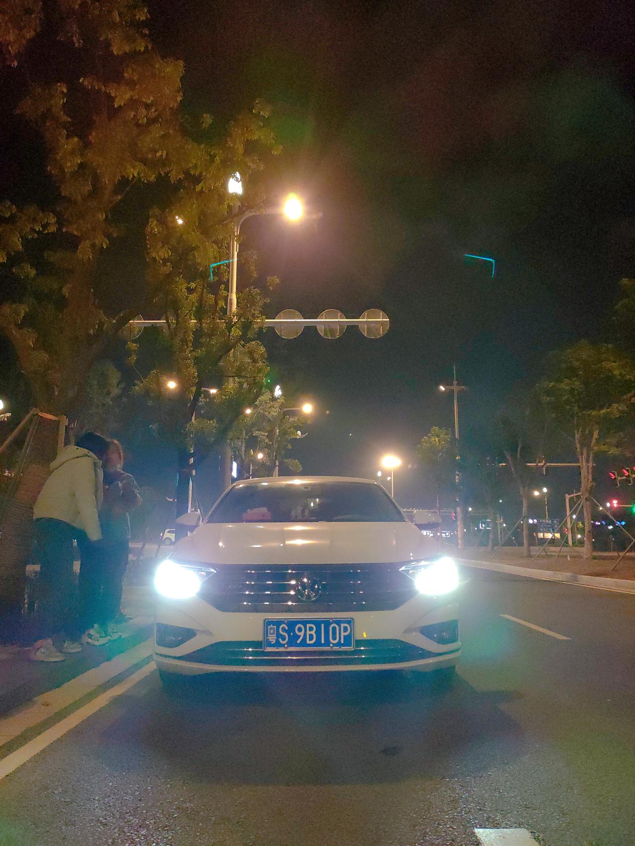 我的速腾今天突然出现右后排车窗关到顶?会自动下降，但是只有驾驶位控制后排车窗才回有这样的情况，我试过到后排座位去开关车窗