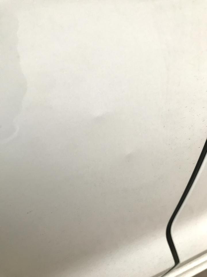 大众宝来车一年了没碰过没喷过漆。出现从里往外突。有遇到过这种情况的吗？这是啥情况？