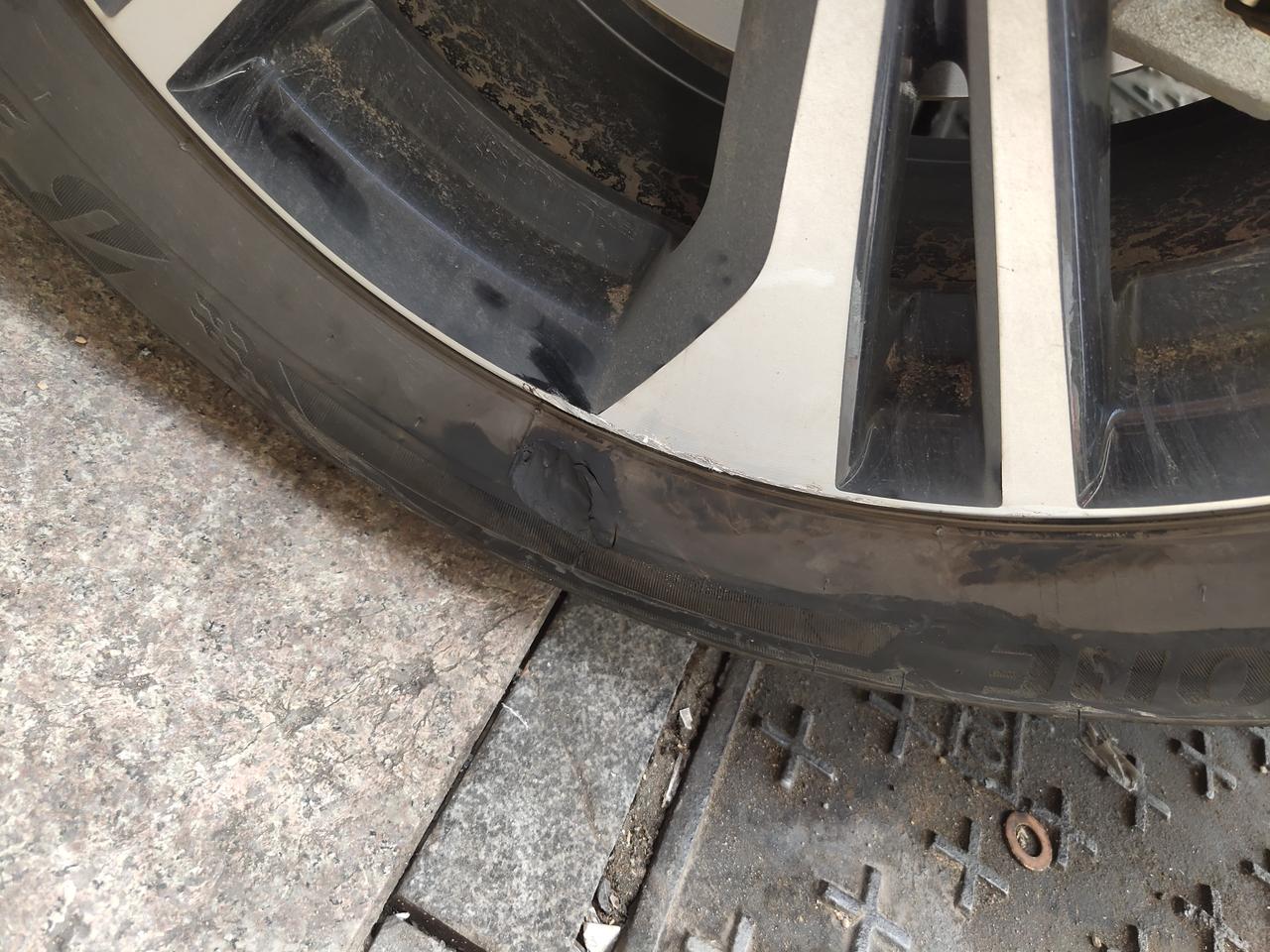 日产轩逸 撞到马路牙子上去了，然后超市买了个502胶水黏了下胎壁上的橡胶，不知道顶得住顶不住