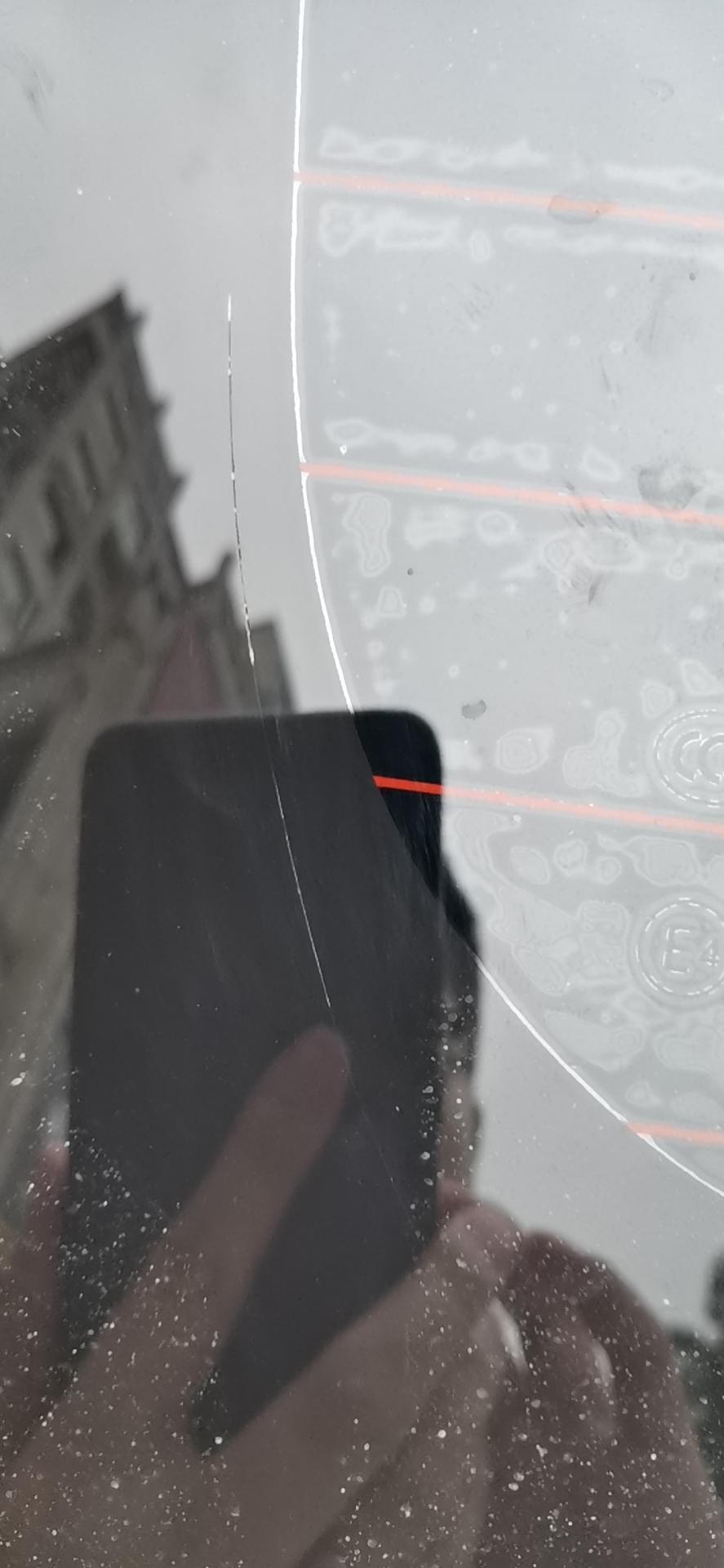 长安CS75 PLUS 新车去4s店贴膜，后挡风玻璃被划了一刀口子该怎么搞，