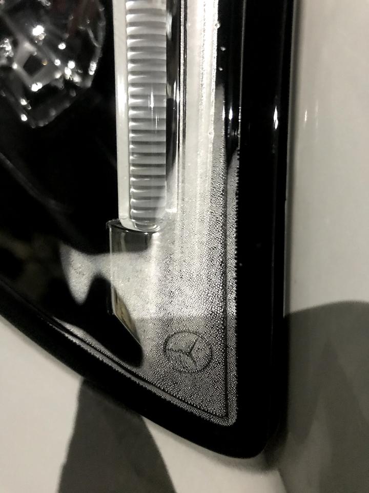 奔驰C级 大灯两侧边角，里面都是雾水，正常么？求解