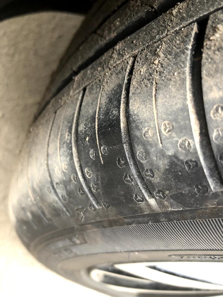 大众帕萨特 这裂痕严重吗？需要换胎吗