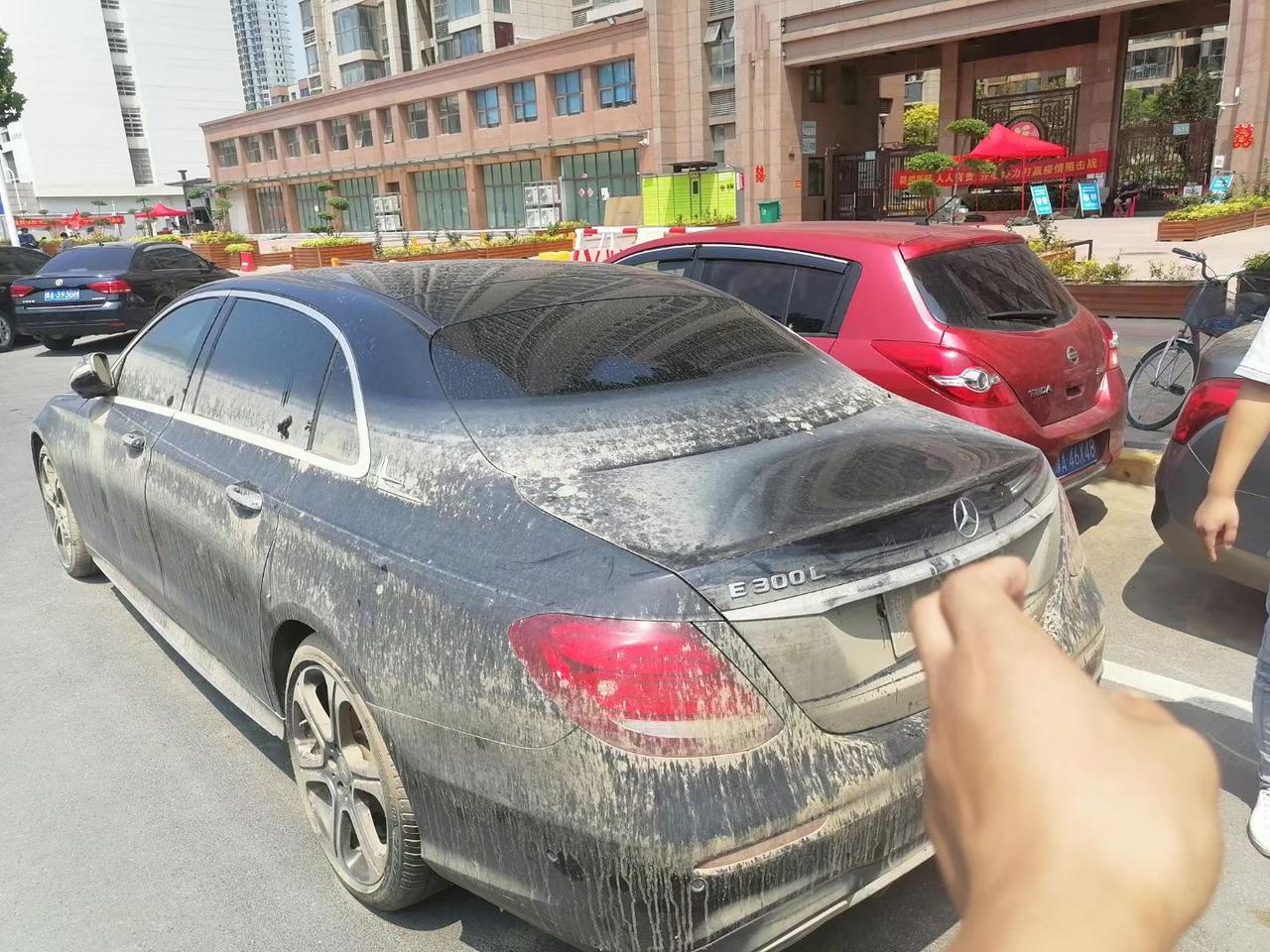 奔驰E级 17年上户奔驰E300，当时新车落地价49.98万，河南郑州户，这次泡水位置在玻璃边的高度，如果想买多少钱比较