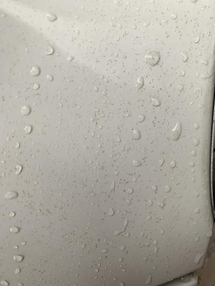 速腾白色车漆，最近下雨，出现这样的类似胶一样的污垢，很难去除，指甲可以刮掉一点。这是啥？如何清理。有点像胶水那种