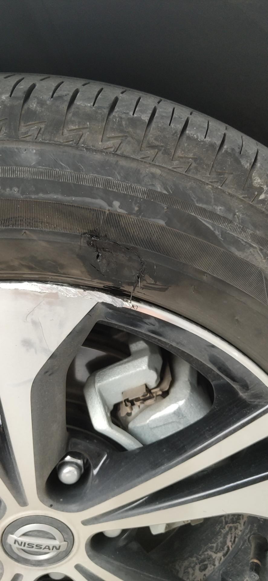 日产轩逸 撞到马路牙子上去了，然后超市买了个502胶水黏了下胎壁上的橡胶，不知道顶得住顶不住