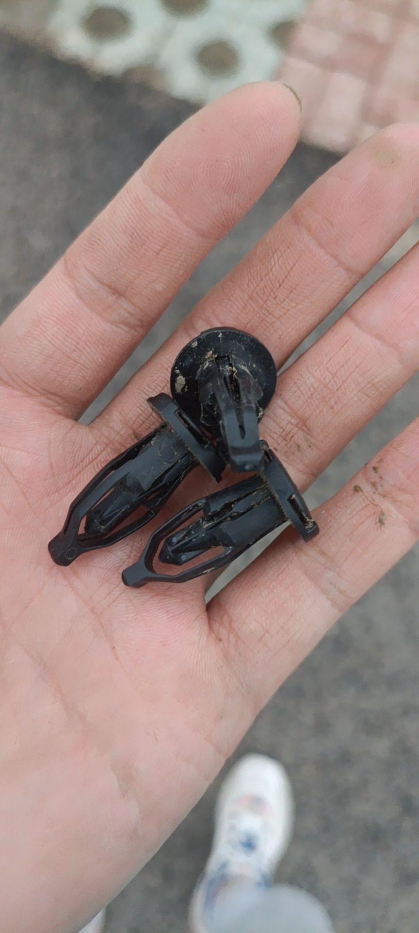 丰田卡罗拉 想问问大家这个该怎么办啊！刚提的车子，感觉要被家里人骂死了，换个这个后板子要多少钱啊
