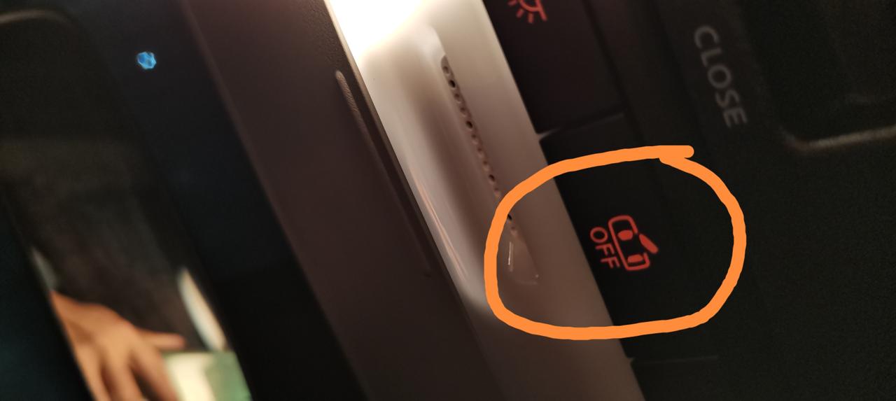 日产轩逸 请问各位老司机，车顶照明灯开关旁边这个开关是哪里的呀