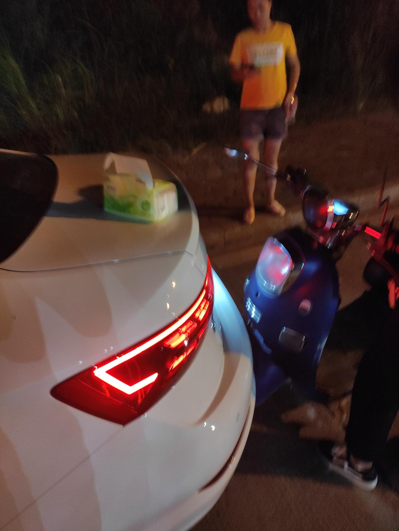 大众速腾 新车5000公里，停在路旁被学生撞了，报保险会换全新的保险杠还是只是修理一下。还有自费修理的话是肯去4S店还是