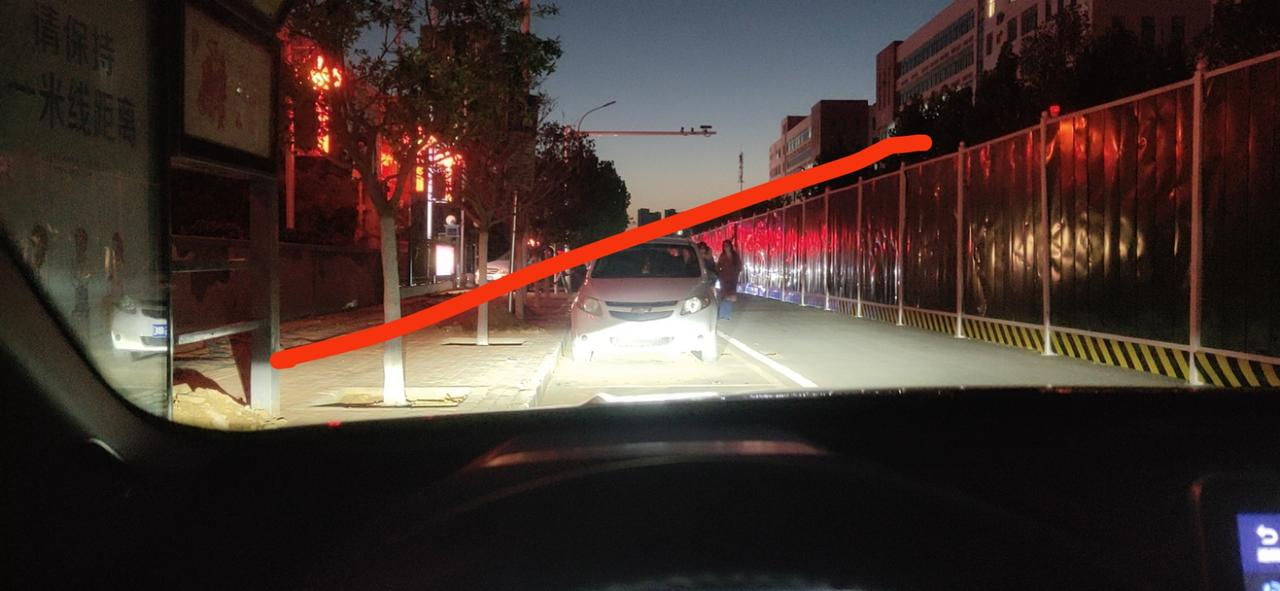 吉利星瑞 各位车友们你们近光灯也是这样吗？（主驾驶和副驾驶灯光不一样高  正常吗