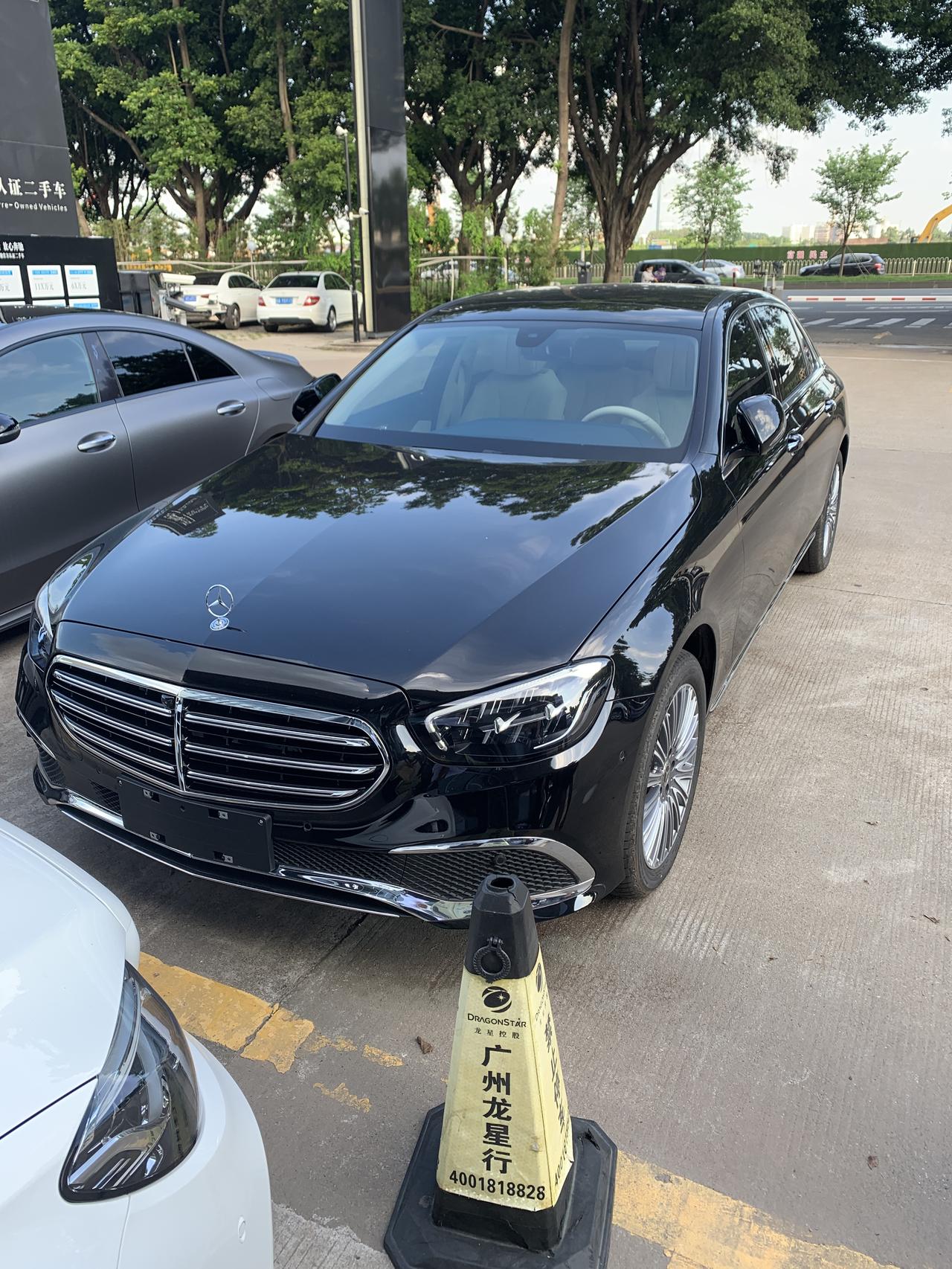 奔驰E级 请问E300立标，用什么车衣？前面的立标可以下下来吗？