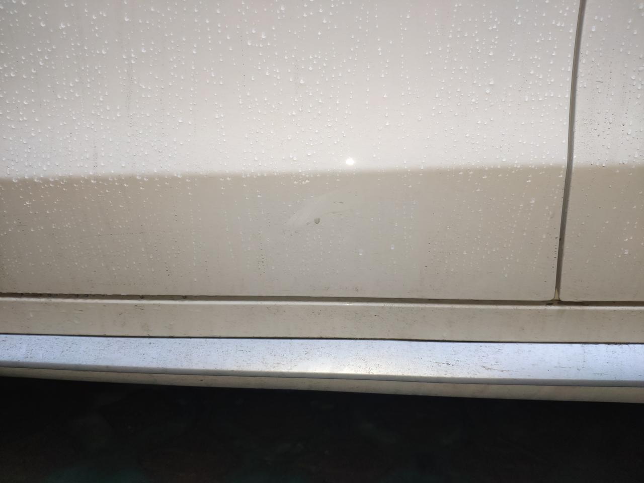 奔驰C级 奔c260l星耀，开车门时没注意到旁边竖根铁管，磕上了，已经两天了，最近还下雨，请各位帮忙看下需要大补吗？还是