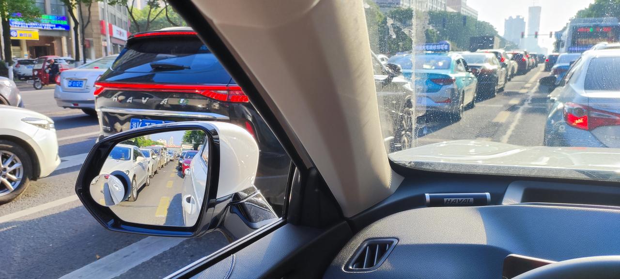 哈弗H6 最近发现好多三代h6啊，最多的时候，在一条吃早餐的街上看见6台。问一问各位车友，遇到插队和别车是咋办的。今天下