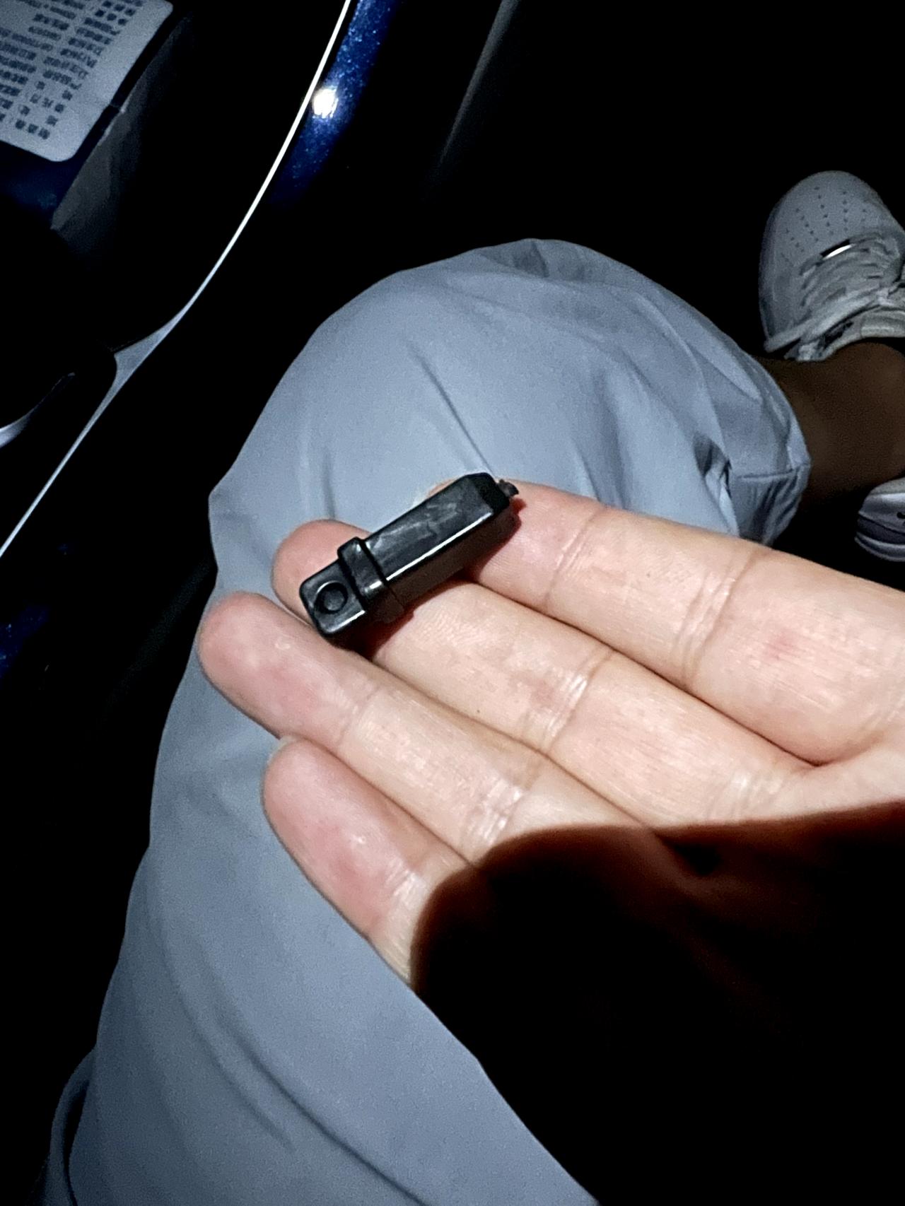比亚迪秦PLUS DM-i 有大佬知道这是哪掉出来的塞条吗？秦plus120的，刚刚在副驾驶放水杯的那看到的，不知道哪掉