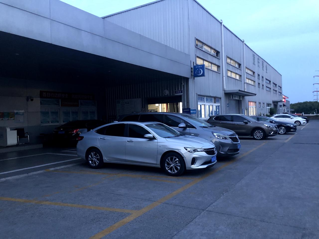 别克威朗 车辆被擦挂了，报了保险在4S店维修，第一次通知去取车发现漆面没弄好还把大灯边缘弄破了，第二次通知去取车发现漆面