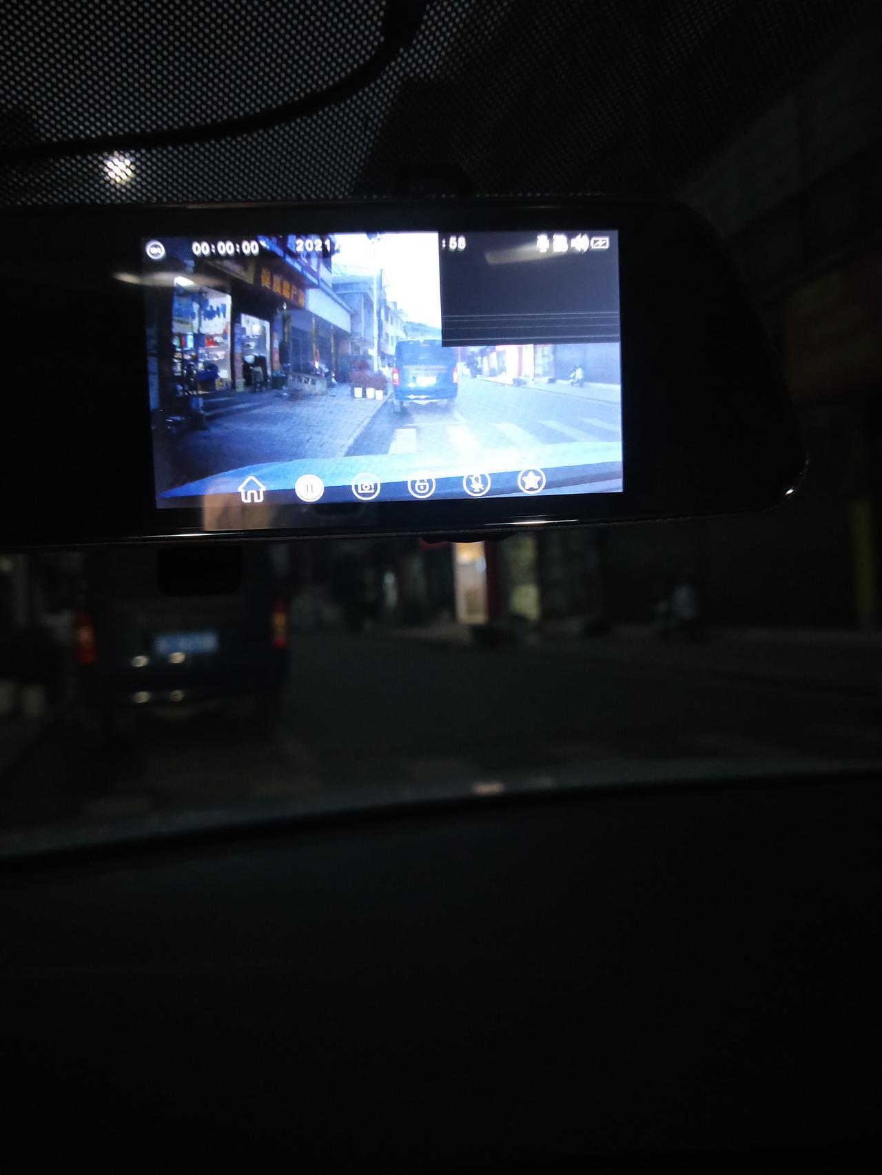 大众宝来 各位朋友，麻烦大家给看一下行车记录仪这个样子是怎么回事啊？左上角黑屏，点回放又显示未插卡，咋弄呢？