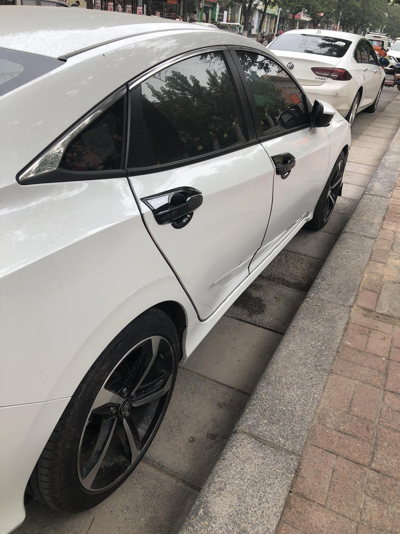 急！急！急！思域劲动！6月1号提的车，当时加了一个加装包，配18寸轮毂轮胎，原车16寸轮毂！4s店当时说不影响，交警也不