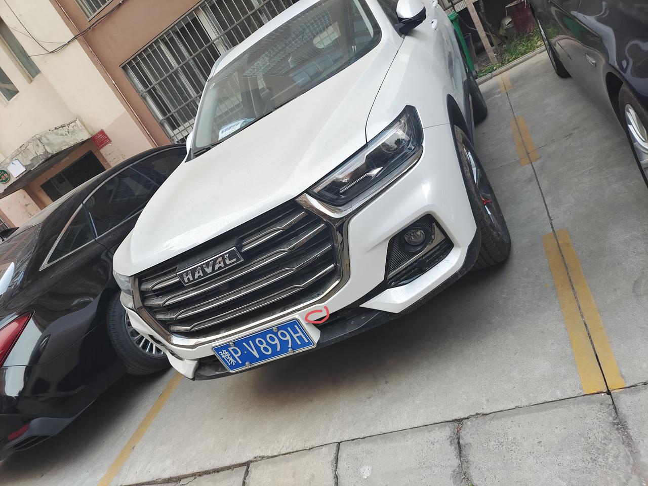哈弗H6 兄弟们，牌照旁边是塑料的吗？漏底漆会不会生锈