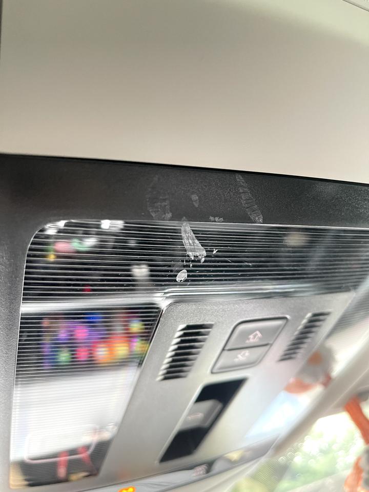 大众帕萨特 友友们，内饰灯脏了怎么才能清洁掉，是暴晒后的遮阳挡银色那面蹭到的就擦不掉了，酒精也不行，995