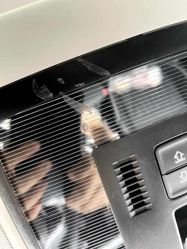 大众帕萨特 友友们，内饰灯脏了怎么才能清洁掉，是暴晒后的遮阳挡银色那面蹭到的就擦不掉了，酒精也不行，995