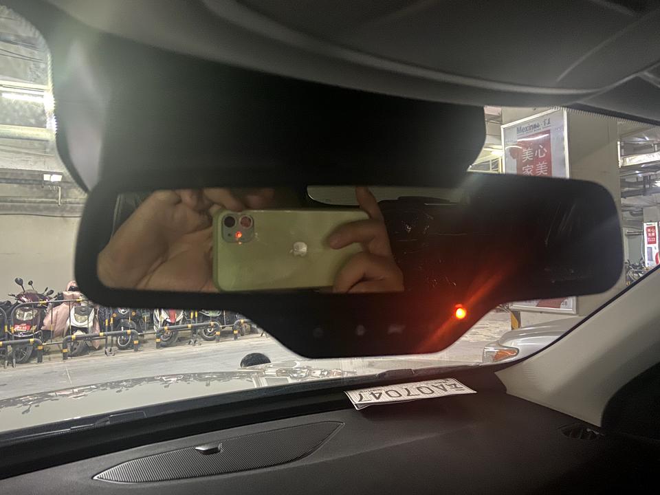 哈弗H6 老铁们，哈弗h6，2021款，车内后视镜右边这个灯一直都亮着是什么情况啊？