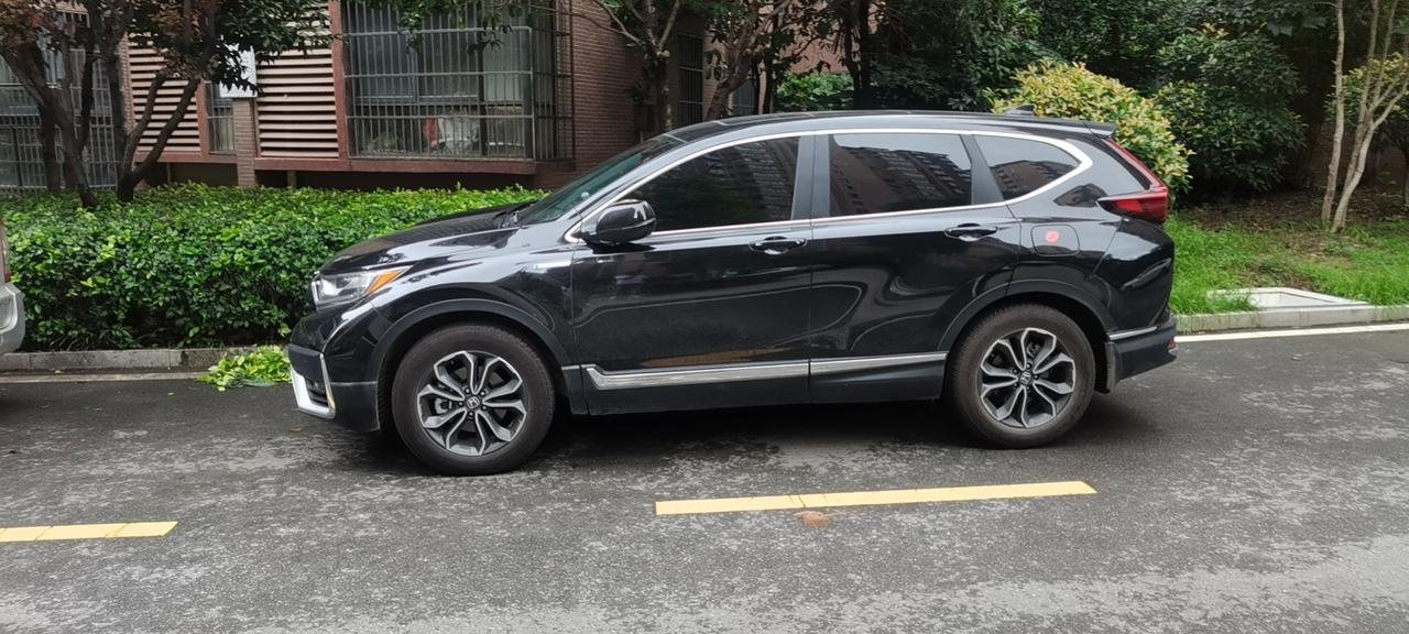 本田CR-V 我2020年底入手的混动净驰版crv，现在跑了8000公里左右，轮胎经常泛黄，请问你们有出现轮胎泛黄的迹象