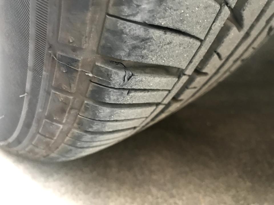 本田思域 开了七个月的新车，4500公里，开车很小心的，这样的轮胎正常吗