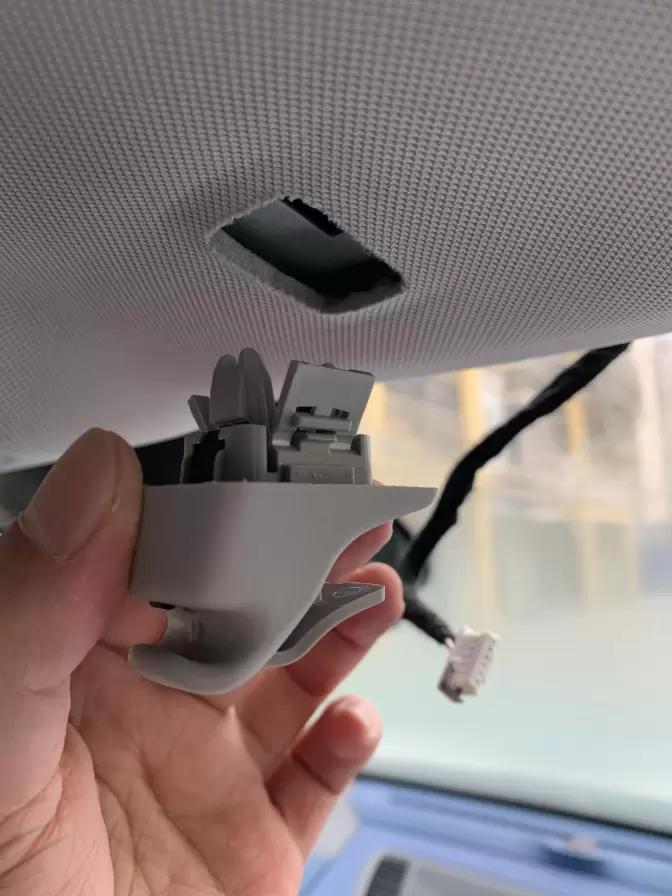 吉利星瑞 看好了盯盯拍mini3 Pro行车记录仪,但不想走点烟器和保险盒接电。看论坛图片化妆镜旁边有预留插口。但下面的