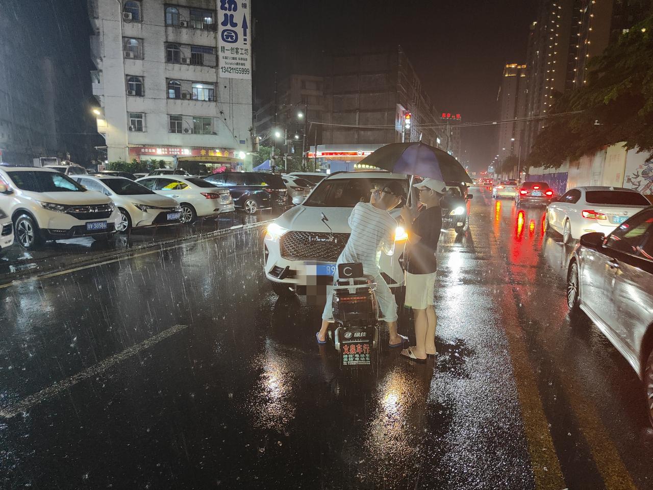 哈弗H6 电动车全责，保险杠变形掉漆，其他没检查不好说，私了赔了千把来块，车行推荐我报保险维修，说不会影响保费，有必要吗
