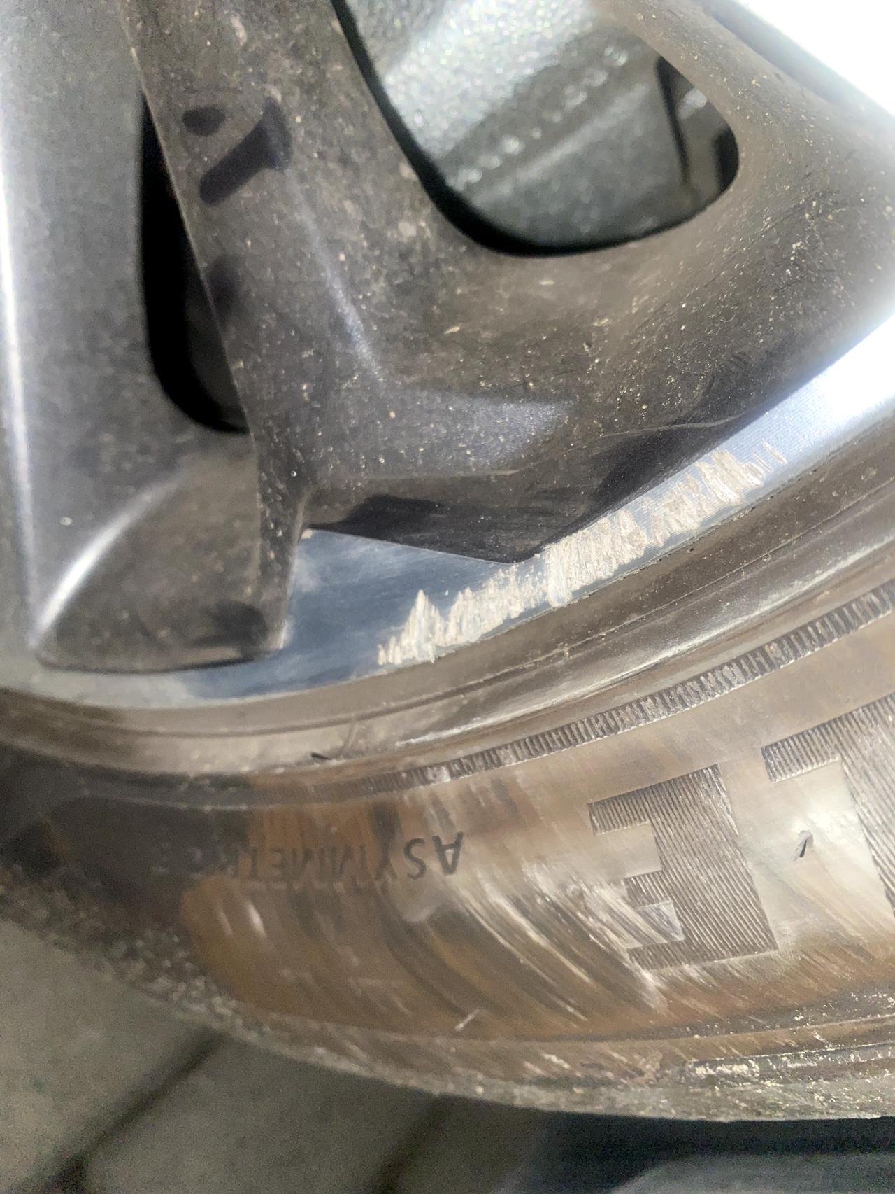 领克03 轮毂刮成这样要不要修？