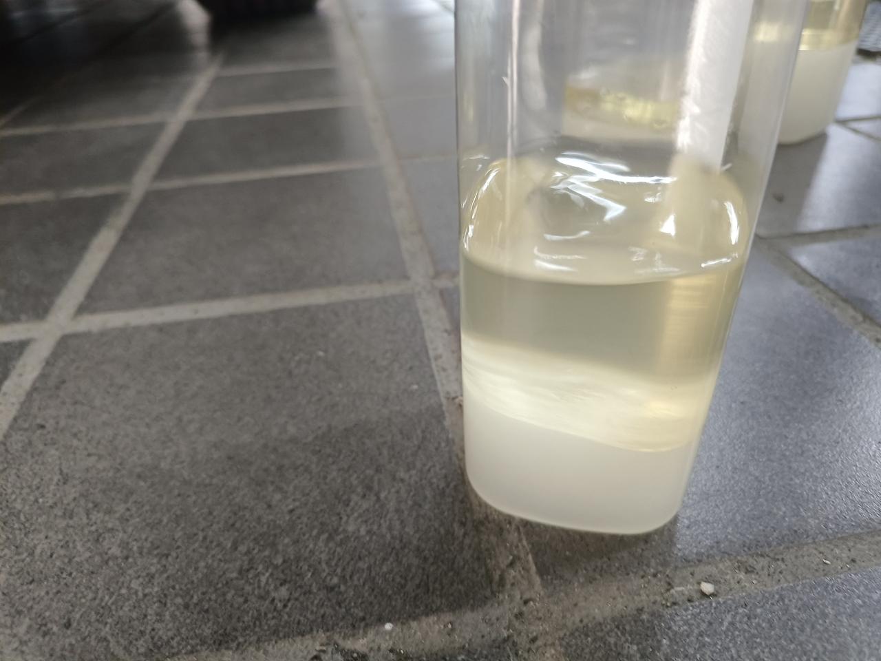 油箱盖里被人扔进去了石灰块抽出来的气油乳白色的开到半路车子就抖动无力报警也查不到保险也走不了4儿子店说换油箱换油管把油抽