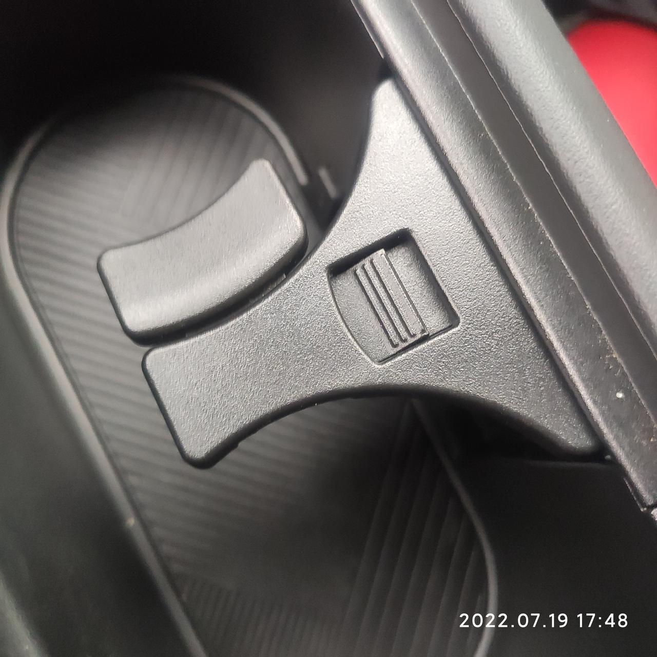 哈弗H6 各位车友，三代H6杯架里面固定杯子的卡扣哪里能买到，坏了一个，看着不得劲 