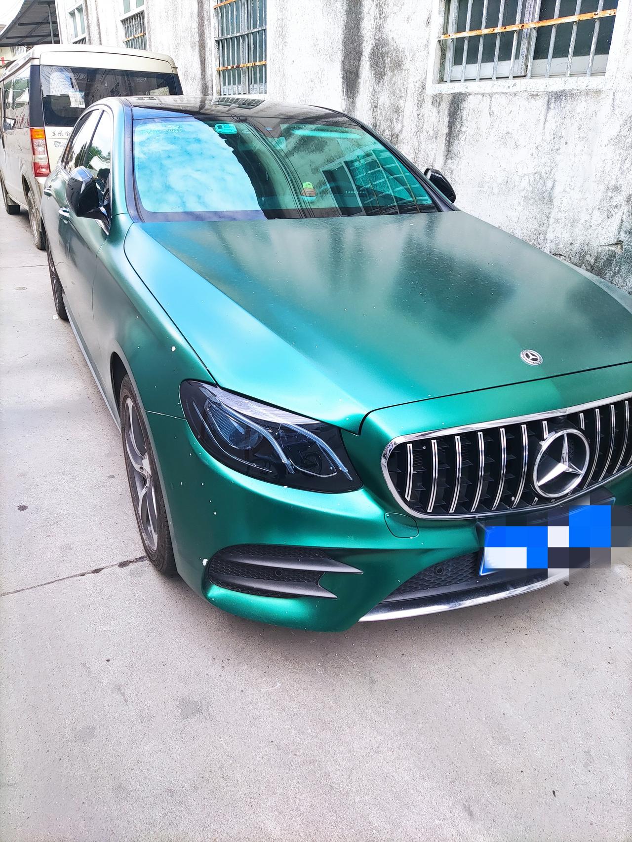奔驰E级 这车字好好看，有人认识吗？尾部写着E300L，就是搜不到。