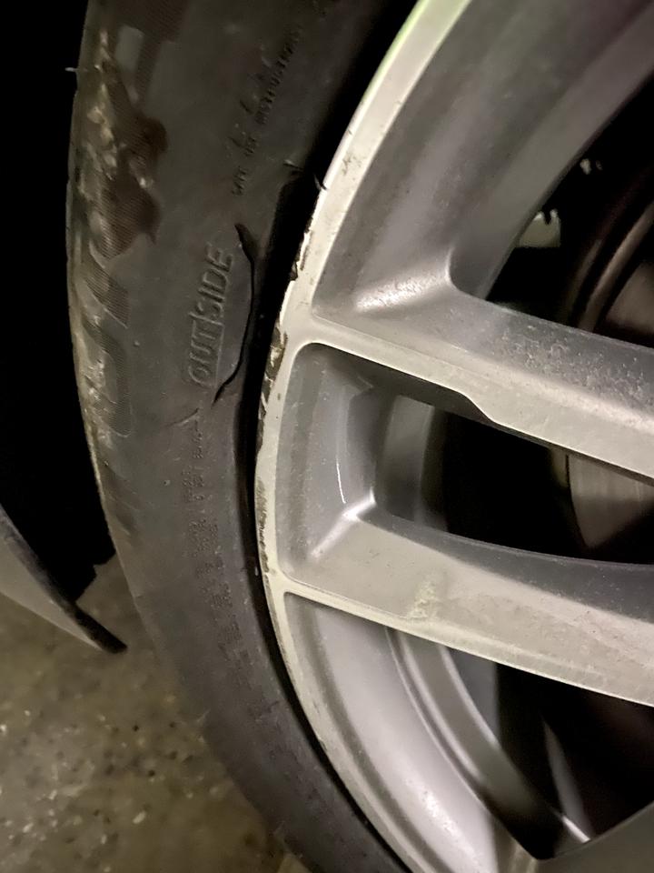 宝马5系 我的5系蹲了个坑…轮毂磕坏了，轮胎爆了，现在换了轮胎和轮毂。又前倾角差了1度，做了两回四轮定位，感觉还是不太对